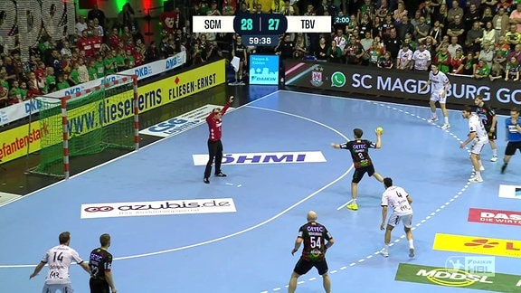 Handballspieler beim Freiwurf.