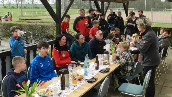Vereinsmitglieder des SV Saxonia Gatersleben sitzen gemeinsam am Tisch