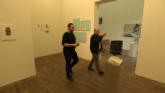 Zwei Männer in einer Ausstellung