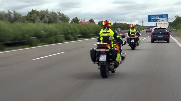Zwei Kameraden der Motorradstaffel, unterwegs auf der Autobahn