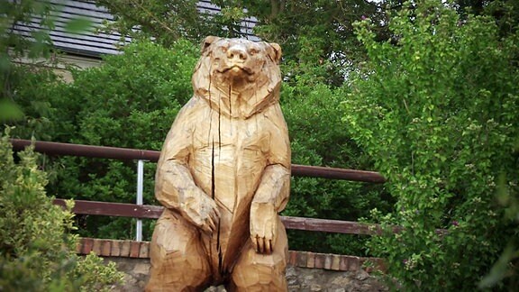 Hölzernes Bärendenkmal in Schadeleben