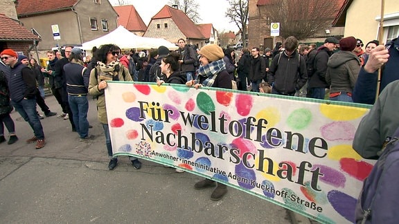 Bürgerprotest gegen Rechts vor dem Dorfgasthof Zum Schäfchen in Schnellroda