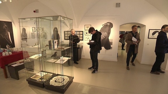Besucher in einer Ausstellung