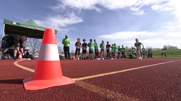 Kinder bei einer Leichtathletikveranstaltung