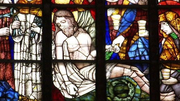 Ein Domfenster zeigt Jesus Christus nach der Kreuzigung
