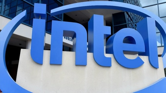 Das Logo von Intel steht vor einem Gebäude.