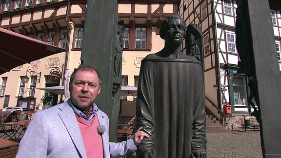 MDR-Reporter Steffen Lipsch am Münzer-Denkmal in Wittenberg