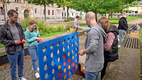 Menschen spielen auf der Promenade des Hanserings in Halle