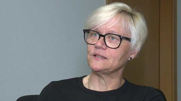 Eine Frau mit Brille