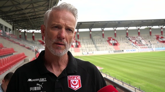 Mark Zimmermann, Trainer Hallescher FC, im Stadion im Interview