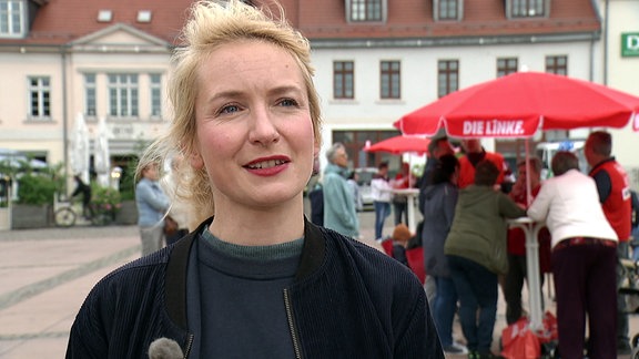 Ines Schwerdtner (DIE LINKE) beim Wahlkampf in Bernburg im Interview