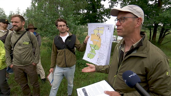 Derk Schneider, Biosphärenreservat Mittelelbe, referiert vor den Teilnehmern über die Arbeit im Reservat