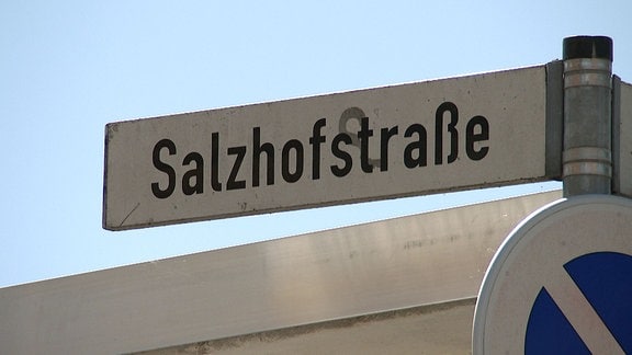Auf einem Straßenschild steht "Salzhofstraße".