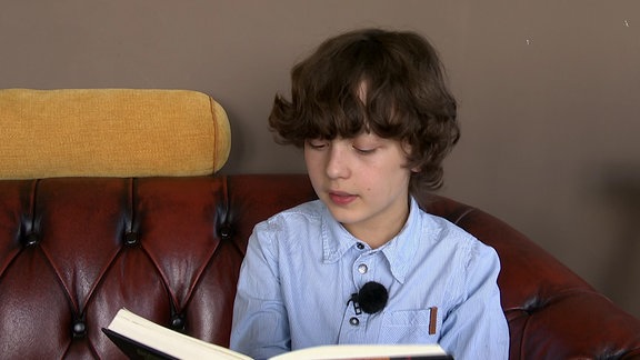 Ein Junge mit einem Buch