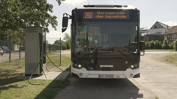 Ein Bus an einer E-Ladestation