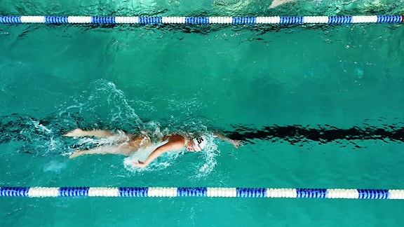 Schwimmerin Mo Johnson in Aktion