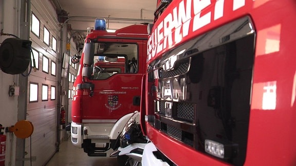 Feuerwehrfahrzeuge in einer Halle