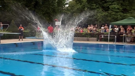 Hoch spritzendes Wasser nach einer gelungenen Arschbombe im Freibad Wernigerode