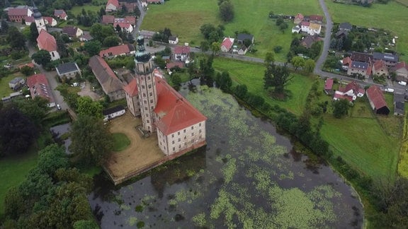 Ein Wasserschloss von oben.