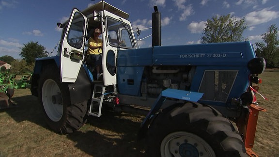 Eine Frau fährt einen Traktor