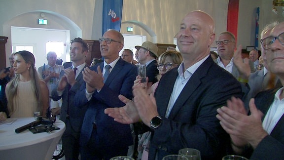 Politiker und Politikerinnen der AfD bei ihrer Wahlparty.