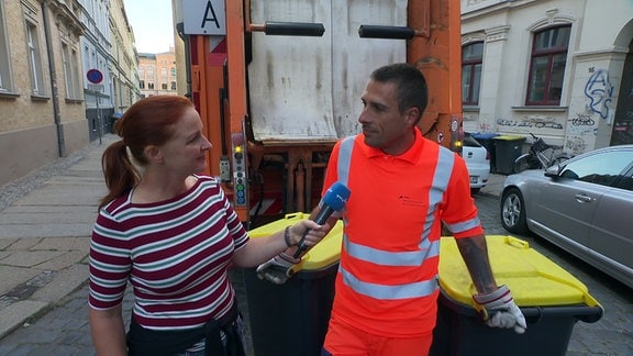 Anja Nititzki im Gespräch mit einem Müllfahrer