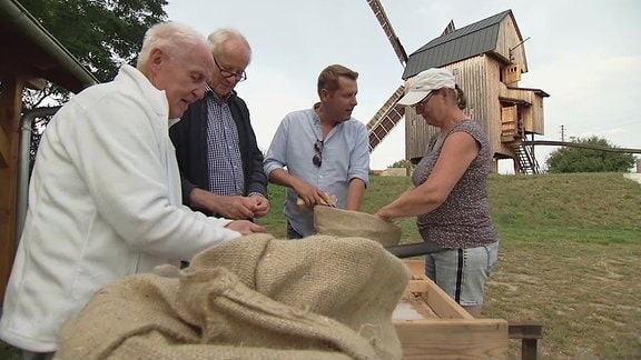 Menschen vor einer Mühle