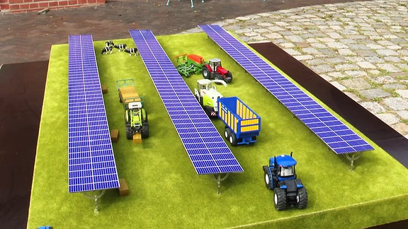 Modell von Solarpanelen und landwirtschaftlichem Fuhrwerk