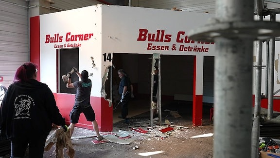 Fans bei Abrissarbeiten in einem Stadion