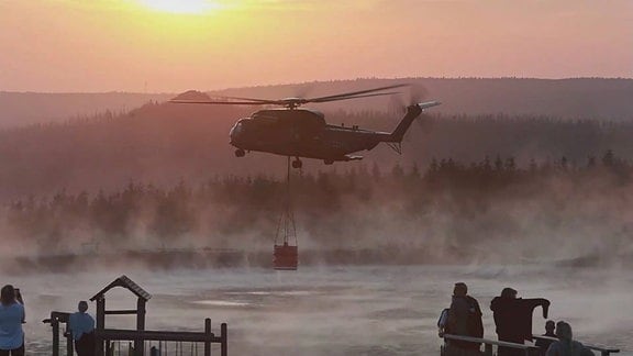 Hubschrauber im Löscheinsatz