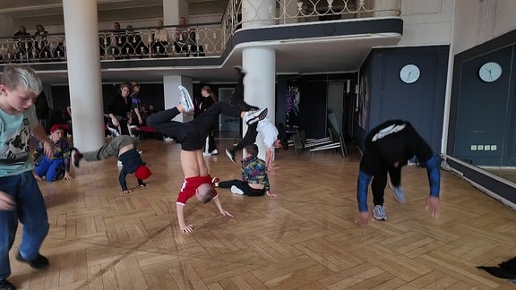 .Personen machen Breakdance in einem großen Raum