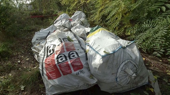 Säcke voller Asbest im Wald