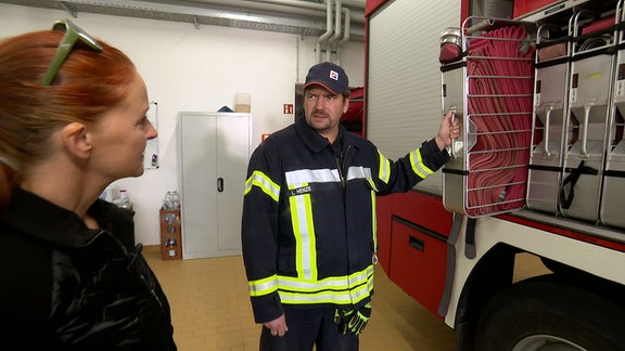 Anja Nititzki bei Lars Henze,Ehrenamtlicher Feuerwehrmann, auf der Feuerwache 