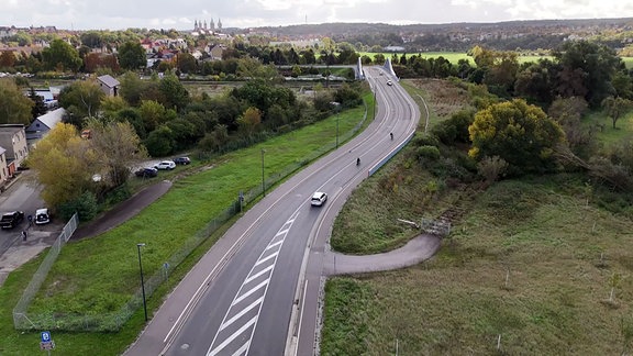 Sanfte Brückenauffahrt der B180 bei Naumburg