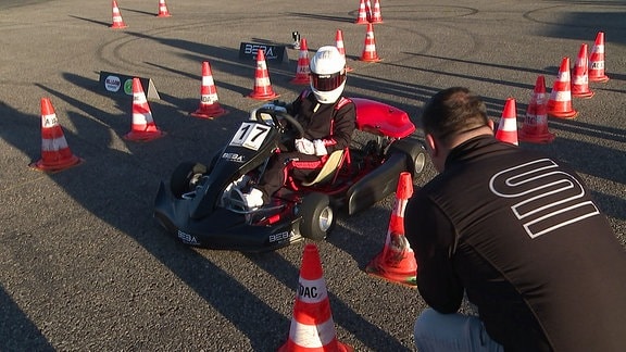 Ein Junge auf einem Kart