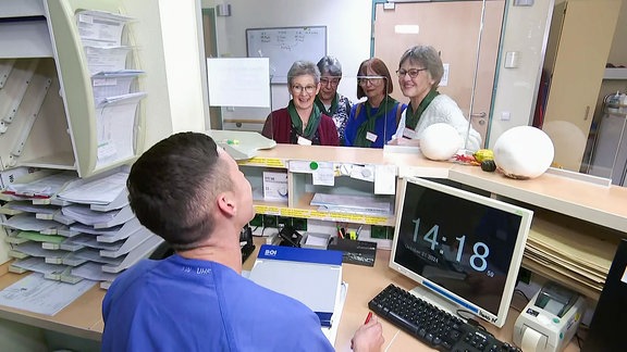 Frauen auf einer Krankenhausstation sprechen mit einem Arzt