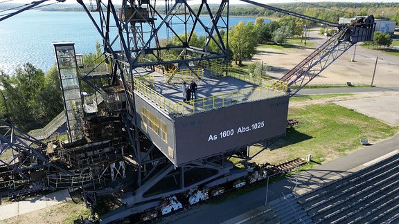 Menschen auf einem alten Industriebau