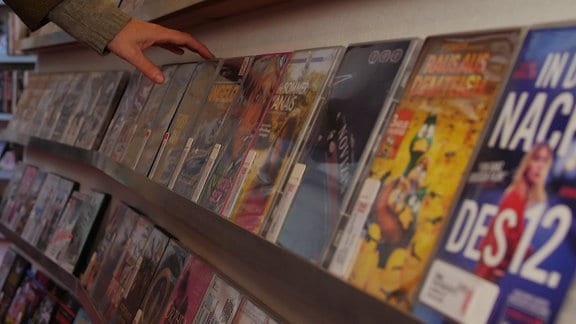 DVDs in einem Regal