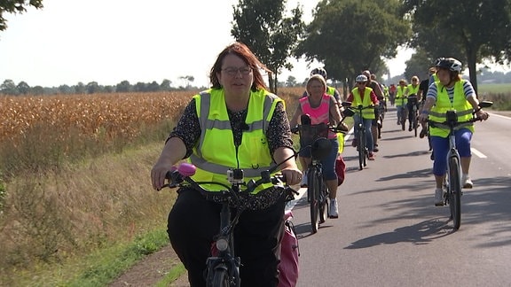 Menschen fahren Fahrrad