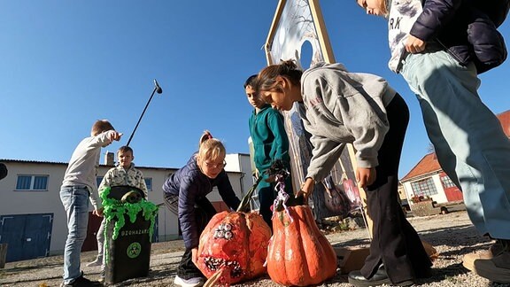 Kinder dekorieren in Hedersleben für die Halloweenfeier