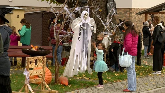 Grusellandschaft zu Halloween auf dem Dorfplatz in Roßbach bei Naumburg