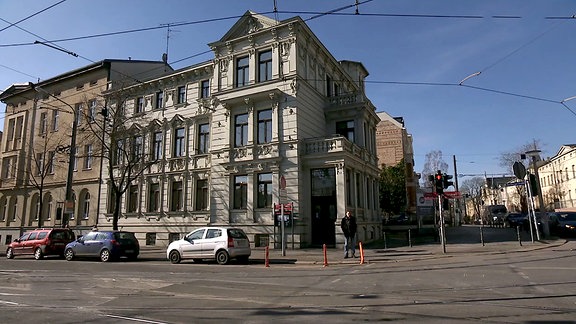 Alexander Suckel, Leiter Literaturhaus Halle, vor dem Gebäude