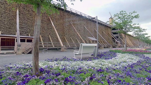 Blumenrabatten im Hintergrund das Gradierwerk von Bad Dürrenberg