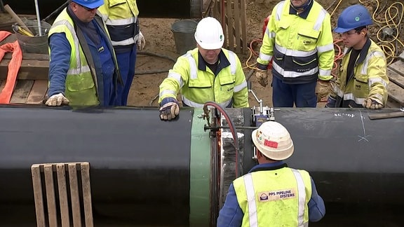 Bauarbeiter an Pipeline