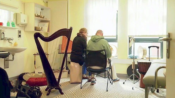 Von hinten gesehen: Patient bei einer Musiktherapeutin