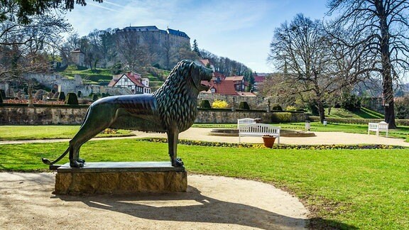 Der Barockgarten des kleinen Schlosses Blankenburg. Im Vordergrund der Braunschweiger Löwe und im Hintergrund das große Schloss Blankenburg