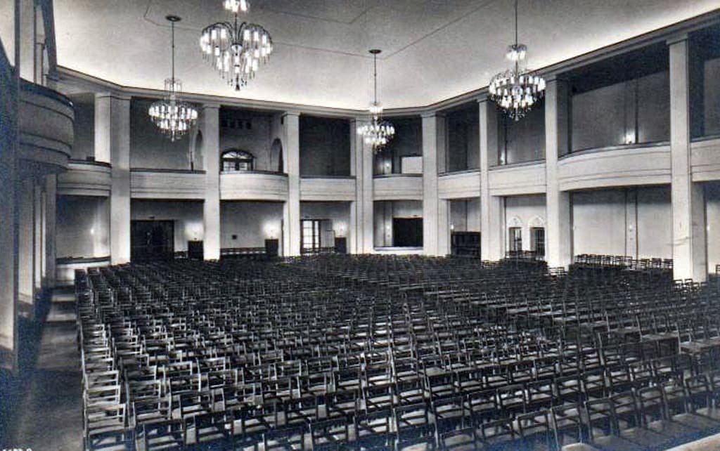 Der zum Konzertsaal bestuhlte Magdeburger Kristallpalast mit Kronleuchtern und viel Platz auf einer alten Schwarzweißaufnahme
