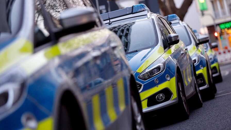 Polizeifahrzeuge | Bildrechte: imago/Eibner Polizeifahrzeuge