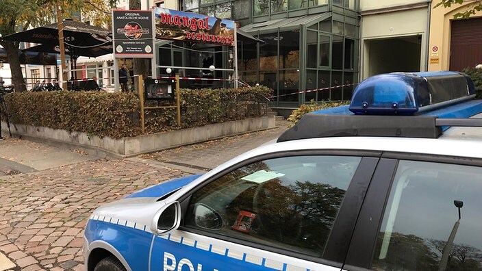 Ein Polizeifahrzeug steht vor einem mit Absperrband gesicherten Biergarten | Bildrechte: MDR/Mario Unger Ein Polizeifahrzeug steht vor einem mit Absperrband gesicherten Biergarten