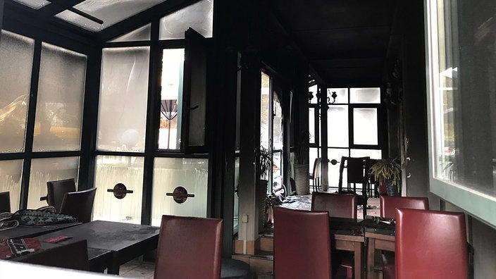 Blick in einen verrussten Wintergarten eines Restaurants mit deutlichen Brandspuren | Bildrechte: MDR/Mario Unger Blick in einen verrussten Wintergarten eines Restaurants mit deutlichen Brandspuren